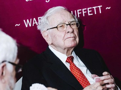 Tài sản của Warren Buffett vẫn tăng trong năm 2025 bất kể áp lực bán tháo