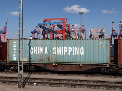 Hệ quả của căng thẳng thương mại: Các hãng vận tải bắt đầu hủy chuyến khi lượng đặt chỗ giảm mạnh