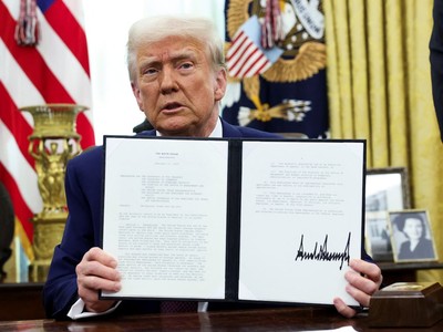 Tòa phúc thẩm liên bang Mỹ tạm hoãn phán quyết về việc bác bỏ thuế quan của Tổng thống Trump