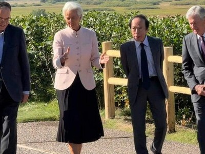 Ông Kazuo Ueda, Thống đốc BoJ (thứ 2 từ phải).