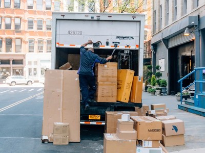 Ngành bán lẻ toàn cầu đối mặt thách thức khi Mỹ xoá bỏ miễn trừ "de minimis"