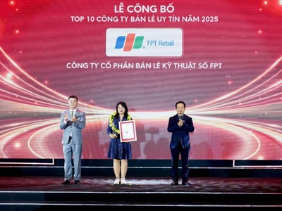 Bà Nguyễn Thị Ngọc Diệp, Giám đốc kinh doanh vùng Hà Nội đại diện FPT Retail nhận giải thưởng Top 10 Công ty bán lẻ uy tín 2025.