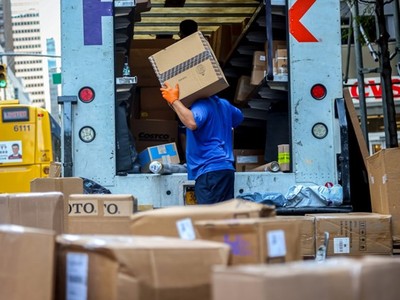 Mỹ thu được 1 tỷ USD khi bãi bỏ chính sách "de minimis"