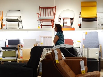 Tổng thống Trump hoãn tăng thuế đối với đồ nội thất bọc nệm và tủ bếp thêm 1 năm