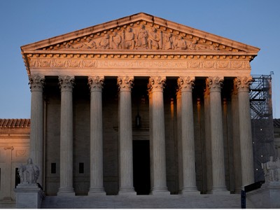 Thị trường đối mặt rủi ro mới trước phán quyết về quyền áp thuế khẩn cấp của Tổng thống Trump