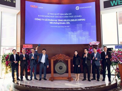 Ban Lãnh đạo Hạ tầng GELEX thực hiện nghi thức đánh chiêng chào mừng ngày giao dịch đầu tiên cổ phiếu GEL.