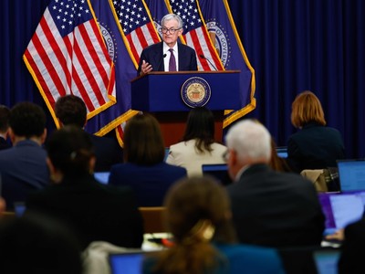 Fed tiếp tục giữ nguyên lãi suất khi bất ổn gia tăng