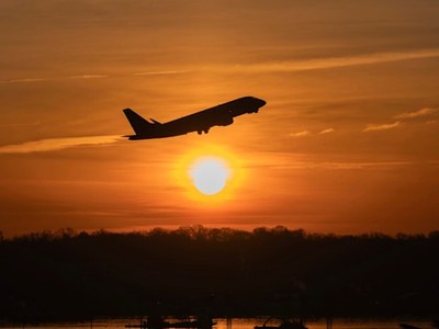 IATA: Việc bổ sung nguồn nhiên liệu bay có thể mất nhiều tháng ngay cả khi eo biển Hormuz mở cửa trở lại