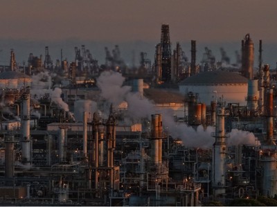 Giá dầu giảm xuống dưới 100 USD/thùng sau khi Iran cho phép đi lại an toàn qua eo biển Hormuz trong thời gian ngừng bắn