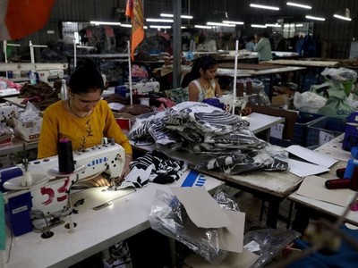 Xung đột Trung Đông làm chao đảo chuỗi polyester cho thời trang nhanh