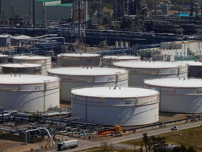 Tồn kho dầu toàn cầu lao dốc vì khủng hoảng eo biển Hormuz