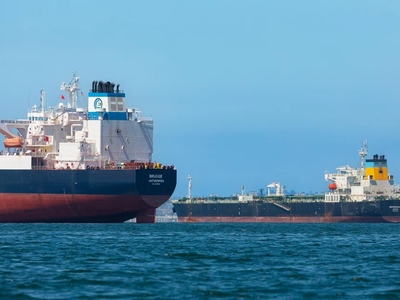 Eo biển Hormuz mở cửa trở lại đang làm thị trường dầu mỏ tràn ngập nguồn cung