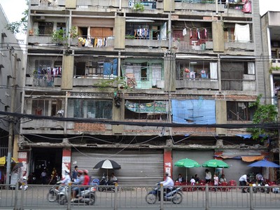 Chung cư cũ trên đường Trần Hưng Đạo, quận 5, TP.HCM thuộc diện phải di dời khẩn cấp vì có thể xập bất kỳ lúc nào.