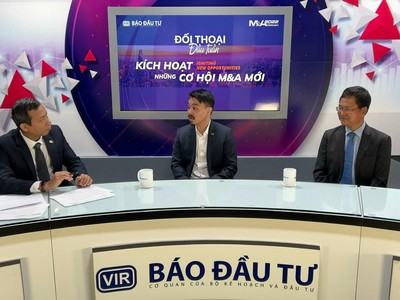 TS. Nguyễn Công Ái, Phó Tổng giám đốc KPMG Việt Nam (phải) và ông Danny Le, Tổng giám đốc Tập đoàn Masan (giữa) trong talkshow Đối thoại đầu tuần của Báo Đầu tư