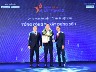 Ông Lê Bảo Anh (giữa),Tổng giám đốc Tổng công ty xây dựng số 1 (CC1) nhận chứng nhận Top 10 Nơi làm việc tốt nhất Việt Nam năm 2022 ngành Xây dựng