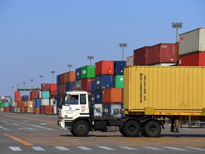 Xuất khẩu của Trung Quốc tăng lần đầu tiên trong 6 tháng