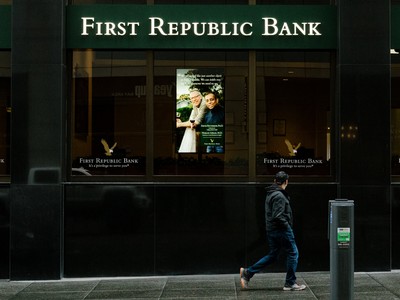 Cổ phiếu First Republic Bank giảm mạnh 50% trong ngày 25/4 và giảm hơn 93% kể từ đầu năm