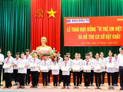 Bộ Kế hoạch và Đầu tư trao học bổng cho 150 học sinh tiêu biểu tỉnh Nghệ An