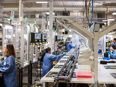 Apple tấn công vào thị trường Việt Nam: Dấu chấm hết cho hàng xách tay?