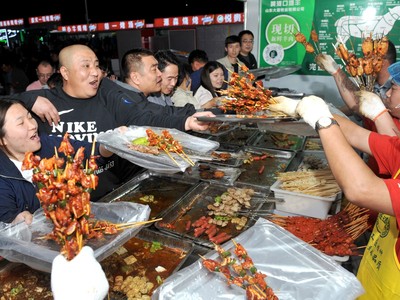  Thành phố nghèo nổi lên thành hiện tượng du lịch của Trung Quốc vì sở hữu món thịt xiên độc nhất vô nhị