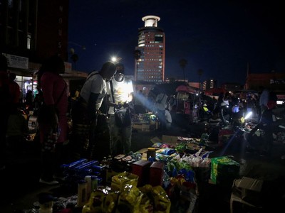 Người dân Zimbabwe chuyển sang mua sắm ban đêm vì lạm phát tăng cao