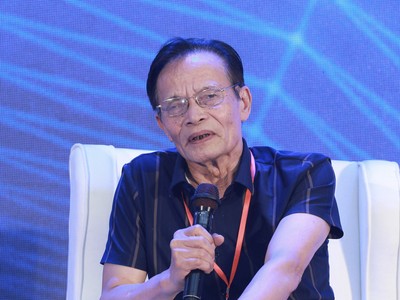 TS. Lê Xuân Nghĩa trao đổi tại phiên thảo luận thứ nhất của Diễn đàn.