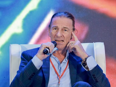 Ông Dominic Scriven, Chủ tịch Công ty Dragon Capital chia sẻ tại phiên thảo luận thứ nhất của Diễn đàn