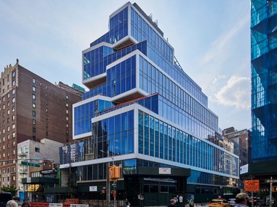 Các công ty cổ phần tư nhân thay nhau bán mình cho chủ nợ