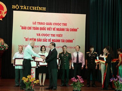 Bộ trưởng Bộ Tài chính Đinh Tiến Dũng trao Giải A cho GS-TSKH Nguyễn Mại, với tác phẩm: “Chính sách thuế đối với doanh nghiệp: hướng tới mục tiêu kép”