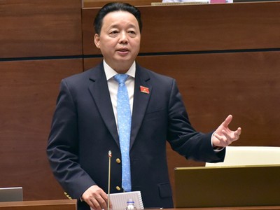 Bộ trưởng Trần Hồng Hà trả lời chất vấn trước Quốc hội sáng 5/6. Ảnh: Vnexpress