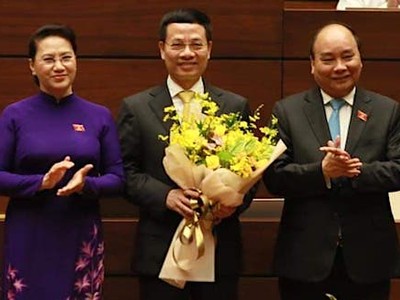 Chủ tịch Quốc hội Nguyễn Thị Kim Ngân và Thủ tướng Nguyễn Xuân Phúc chúc mừng ông Nguyễn Mạnh Hùng. Ảnh: Vnexpress