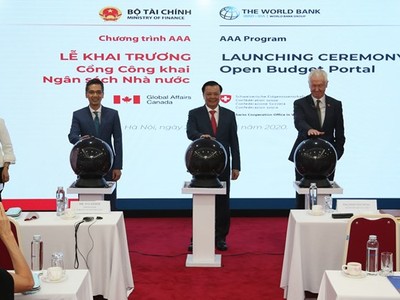 Bộ trưởng Bộ Tài chính Đinh Tiến Dũng, Đại sứ Thụy Sĩ Ivo Sieber, Giám đốc điều hành Danh mục dự án của Ngân hàng Thế giới tại Việt Nam Stefanie Stallmeister và quyền Trưởng ban Hợp tác phát triển thuộc Đại sứ quán Canada Nina Seahra, bấm nút vận hành Cổng công khai Ngân sách nhà nước