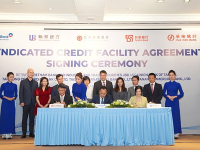 Ông Trần Phúc Vinh, quyền Tổng giám đốc VietinBank Securities ký hợp đồng vay hợp vốn với đại diện 4 ngân hàng 