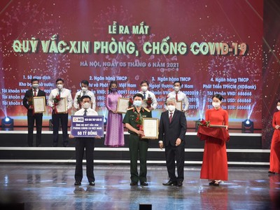 Ông Trần Minh Đạt – P.TGĐ MB trao tặng số tiền 60 tỷ cho Quỹ Vaccine phòng COVID-19