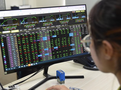 VN- Index giảm hơn 55 điểm, có nên “bắt dao rơi”?