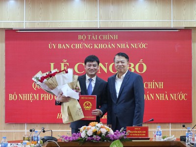 Ông Nguyễn Đức Chi (phải), Thứ trưởng Bộ Tài chính trao quyết định cho ông Hoàng Văn Thu