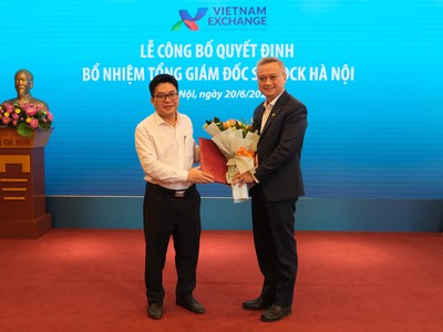Ông Nguyễn Thành Long Chủ tịch Hội đồng thành viên SGDCK Việt Nam trao các Quyết định bổ nhiệm Tổng Giám đốc HNX