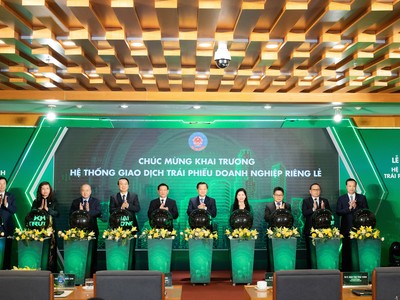 Phó Thủ tướng Lê Minh Khái cùng các vị lãnh đạo đã thực hiện nghi thức khai trương hệ thống giao dịch TPDNRL, bắt đầu phiên giao dịch đầu tiên của thị trường giao dịch TPDNRL.