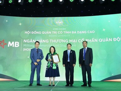 Bà Vũ Thị Hải Phượng – Phó Chủ tịch HĐQT MB nhận giải thưởng tại sự kiện