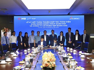 Ông Dương Đức Tính – Chủ tịch Hội đồng quản trị ASG và ông Vũ Hồng Phú – Thành viên Ban điều hành MB ký thỏa thuận hợp tác toàn diện hai bên 