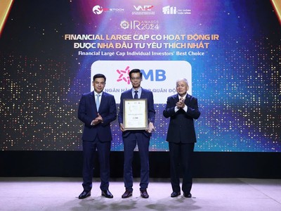 Ông Đàm Nhân Đức – Kinh tế trưởng đại diện MB nhận giải thưởng Financial Large Cap có hoạt động IR được Nhà đầu tư yêu thích nhất
