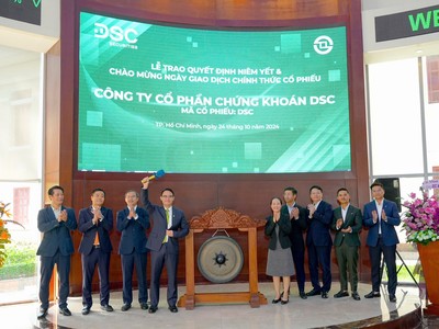 Ông Nguyễn Đức Anh - Chủ tịch HĐQT CTCP Chứng khoán DSC đánh cồng trong phiên giao dịch đầu tiên tại HOSE