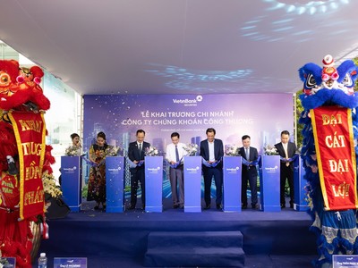 Các đại biểu cắt băng khai trương trụ sở mới VietinBank Securities Chi nhánh TP.Hồ Chí Minh 