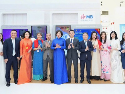 Thống đốc NHNN Nguyễn Thị Hồng chụp ảnh lưu niệm cùng lãnh đạo và cán bộ MB tại Triển lãm “Thành tựu đất nước A80”