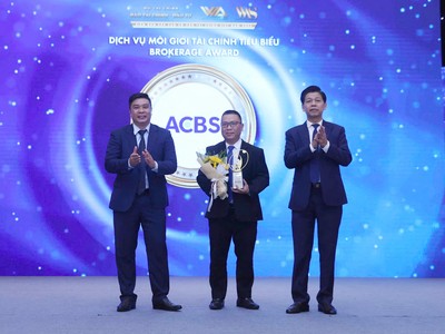 Ông Phạm Tuấn Long, Giám đốc ACBS Chi nhánh Hà Nội nhận vinh danh tại Diễn đàn VWAS 2025.