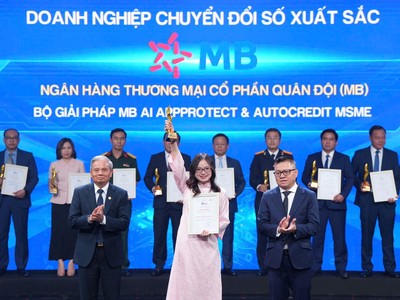 Đại diện MB, bà Phạm Thị Kim Phượng – Giám đốc dự án Nhà máy số Doanh nghiệp lên nhận giải thưởng.