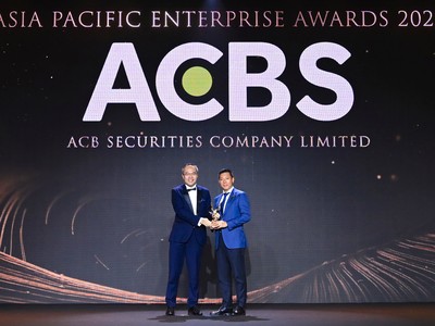 Ông Nguyễn Đức Hoàn, Tổng giám đốc ACBS nhận giải thưởng APEA