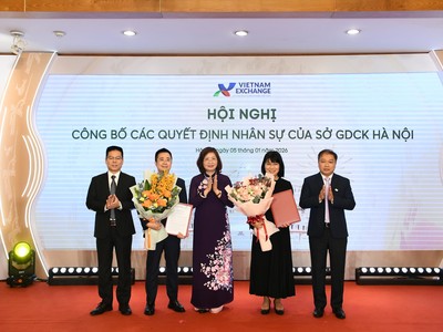 Lãnh đạo Ủy ban Chứng khoán Nhà nước và VNX chúc mừng bà Vũ Thúy Ngà và ông Khương Xuân Thảo.
