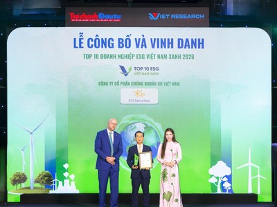 Ông Park Kang Hyun – Tổng giám đốc KBSV nhận giải thưởng tại Lễ trao giải