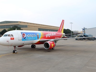 Công nhân nghèo đi máy bay về quê ăn Tết